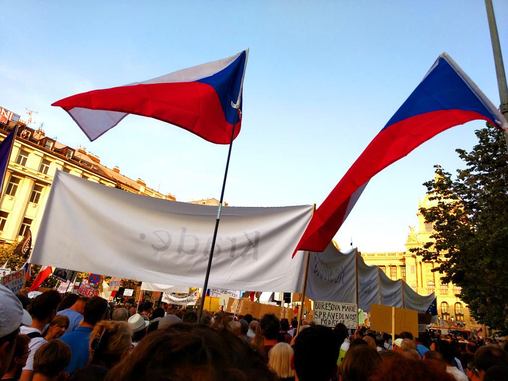České a evropské vlajky vlají na Václavském náměstí.