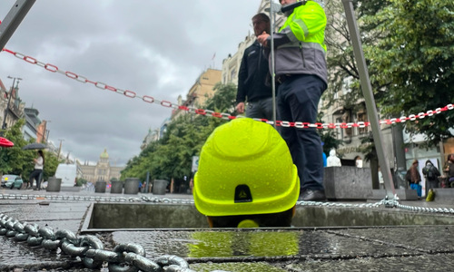 Podsvícená fontána na Václavském náměstí v Praze Podsvícená fontána na Václavském náměstí v Praze