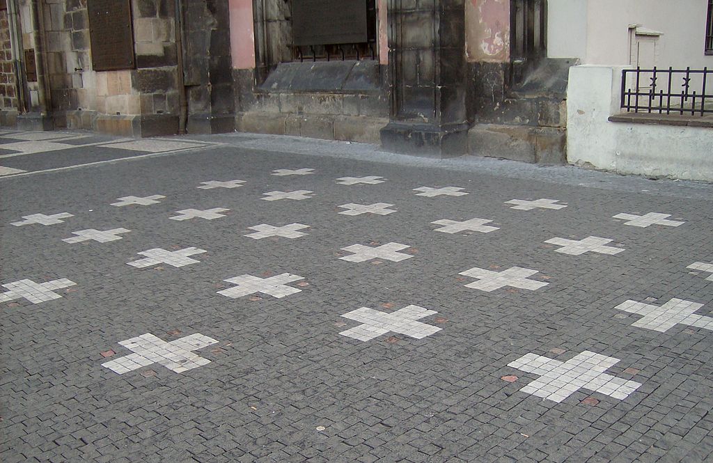 Staroměstské náměstí Praha. 27 křížů na chodníku symbolizuje 27 popravených roku 1621.