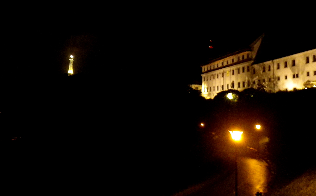 Praha, Strahovský klášter v noci. Na obzoru září Petřínská rozhledna.