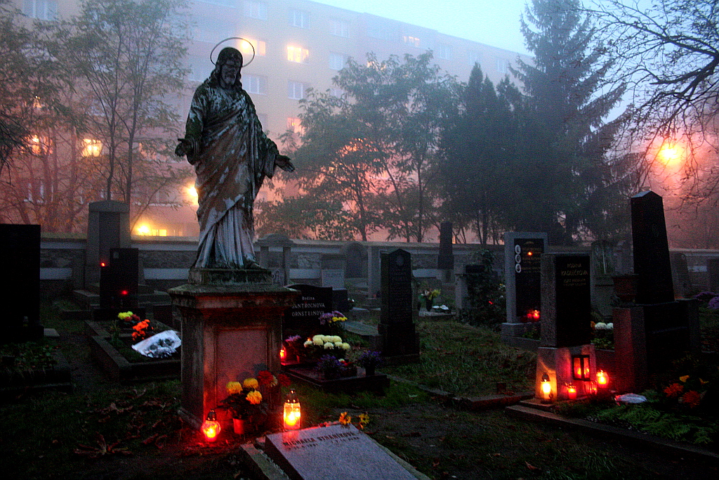 Záběhlický hřbitov na Dušičky má poněkud pekelné image.