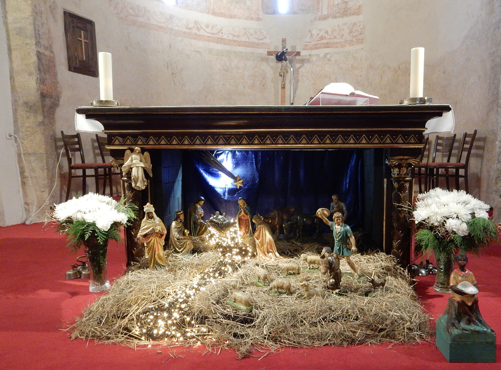 Kostel Stětí svatého Jana Křtitele v Hostivaři, vánoční betlém před oltářem.
