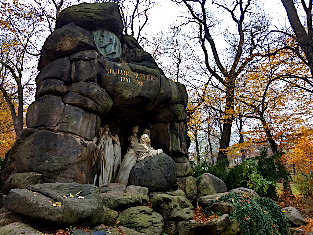 Julius Zeyer, pozapomenutý spisovatel má honosný pomník v málo známých Chotkových sadech.