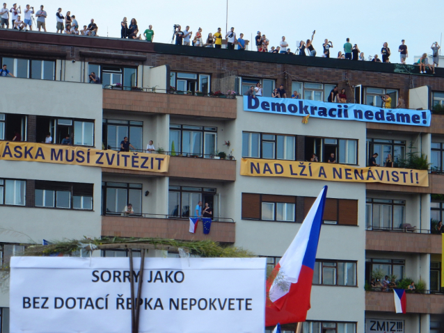 300 000 lidí na Letné nechce Zemana a Babiše