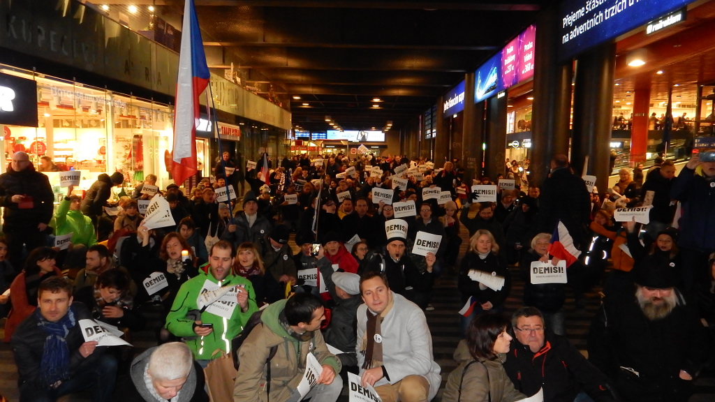 Demonstranti na Hlavním nádraží Praha.