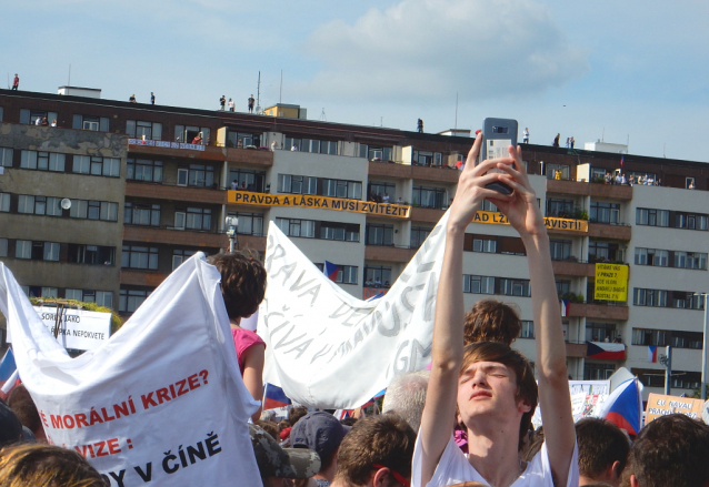 300 000 lidí na Letné nechce Zemana a Babiše