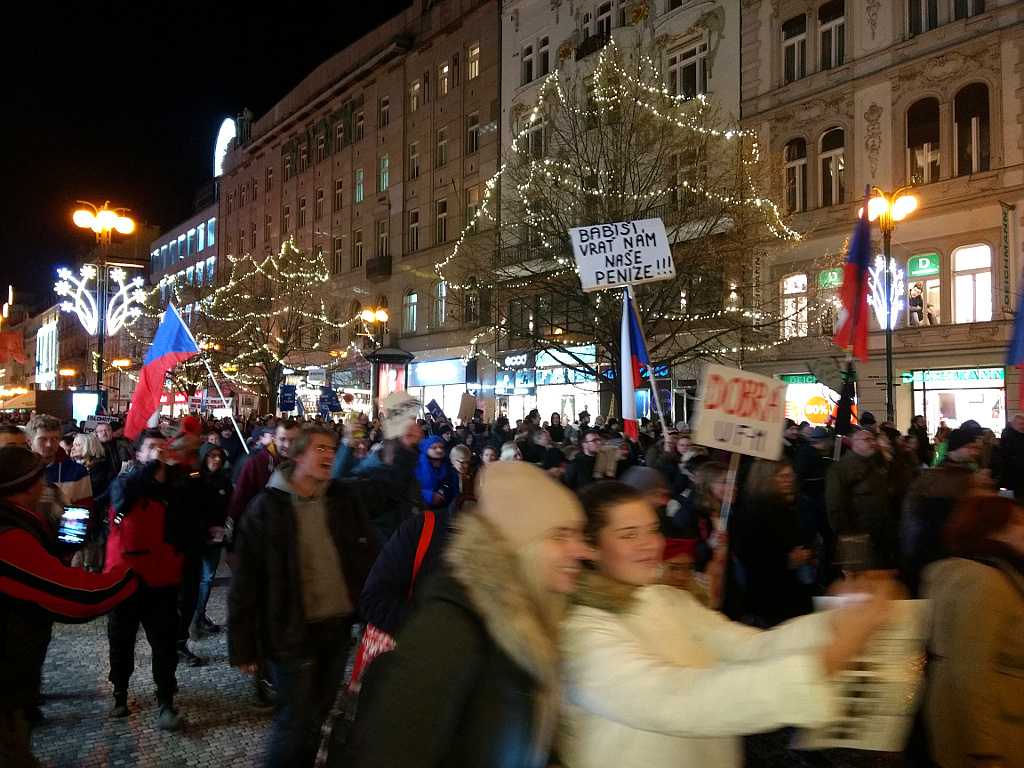 Demonstrace proti Babišovi prochází ulicí na Příkopě v Praze.