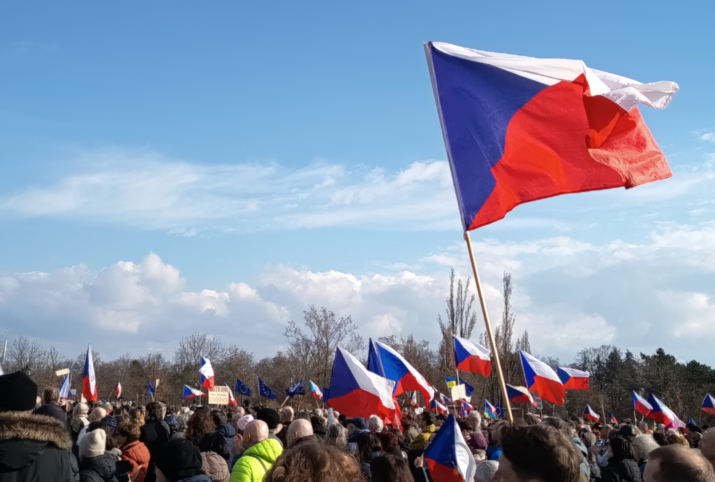Demonstrace v Praze na Letné. České vlajky.