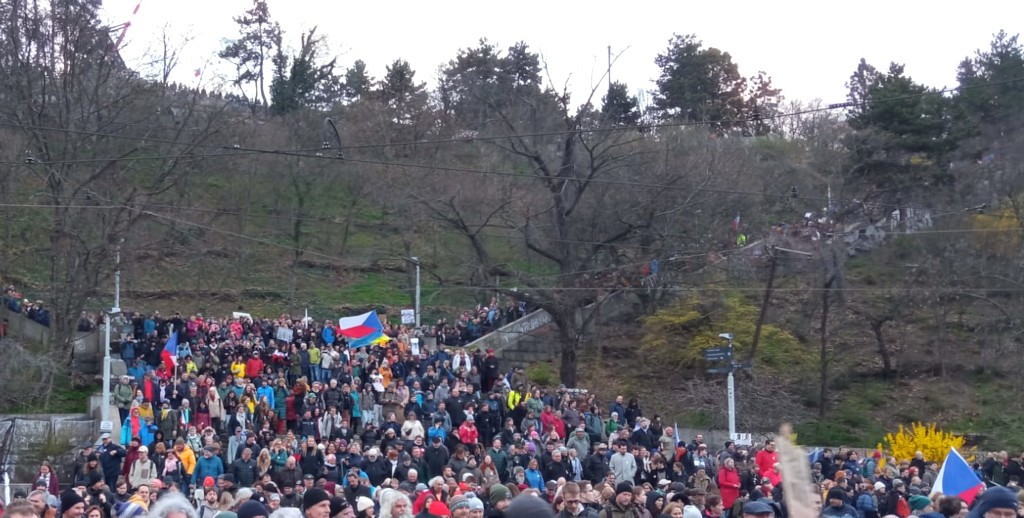 Demonstranti sestupují z Letné od Stalina na Čechův most.