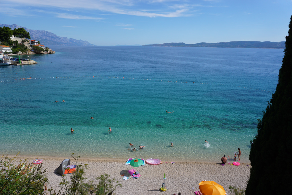 Mimice, koupání na chorvatském pobřeží.