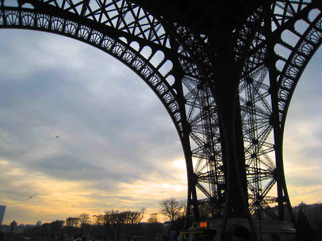 Oblouky Eiffelovy věže.