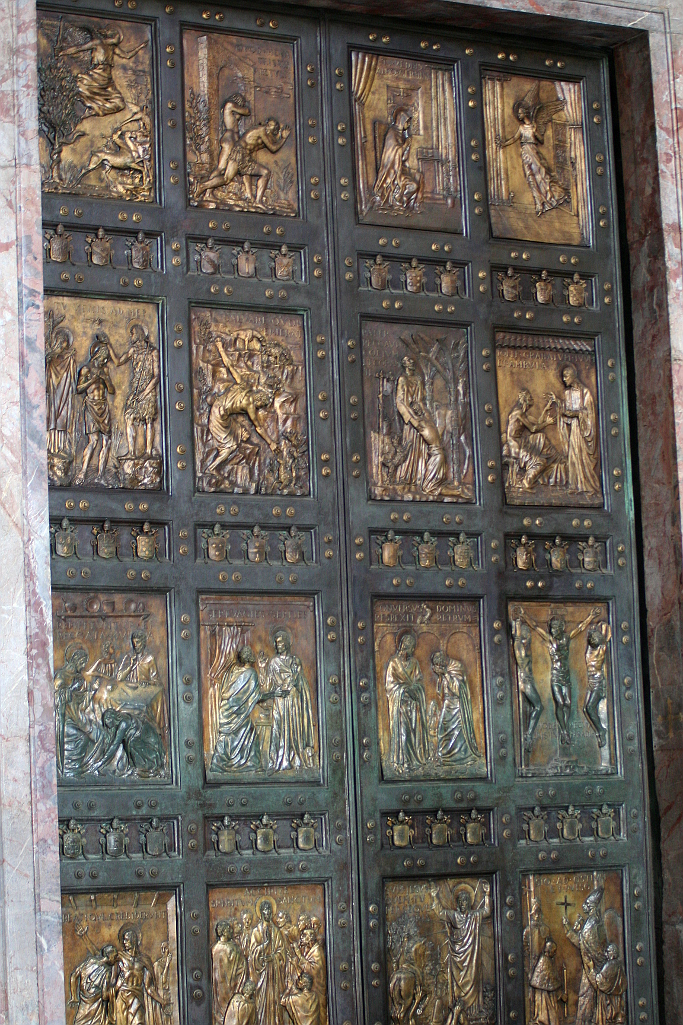 Vatikán. Zlatá brána baziliky svatého Petra.