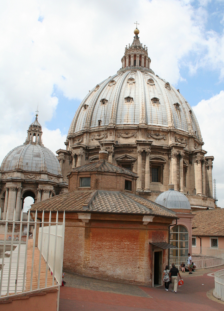 Vatikán, na střeše baziliky svatého Petra.