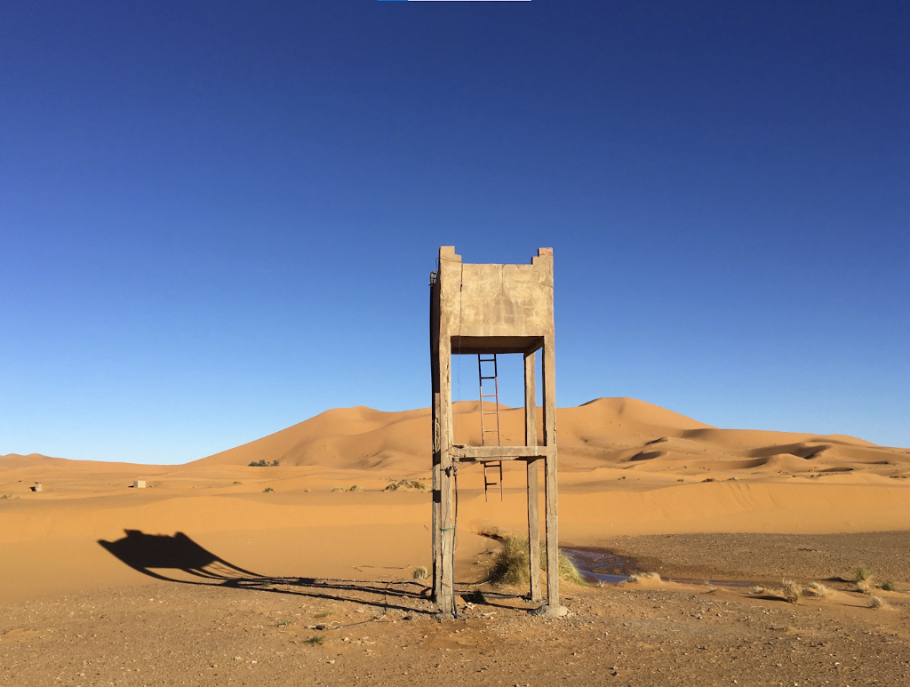 Merzouga, Drâa-Tafilalet. Opuštěná nádrž na vodu v poušti.