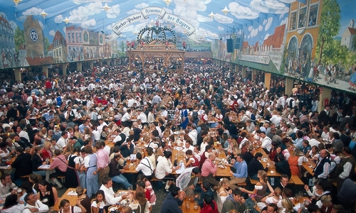 Pivo na divoké louce v Mnichově Pivo na divoké louce v Mnichově