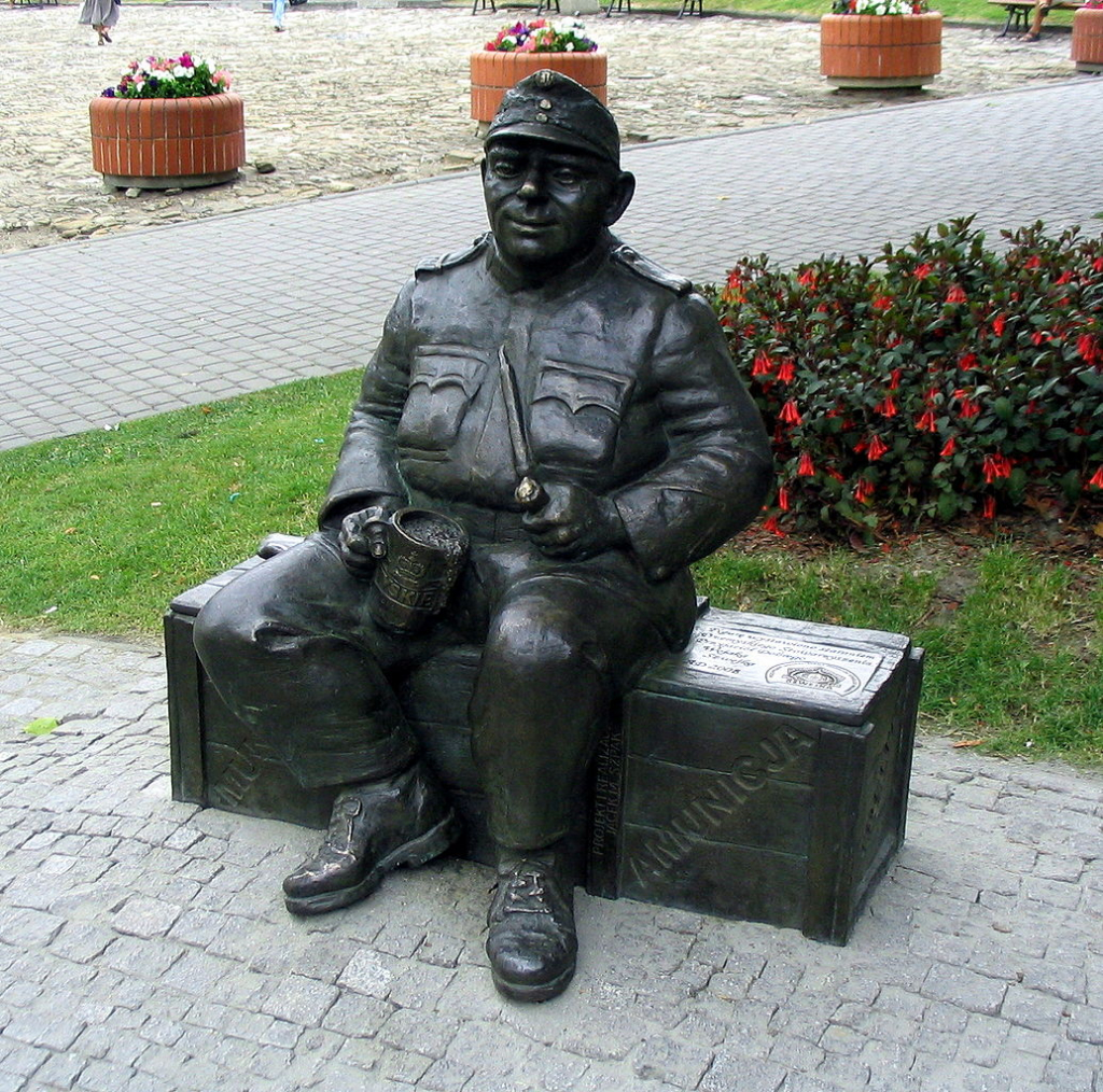 Přemysl: Dobrý voják Švejk sedí na lavičce uprostřed města. 