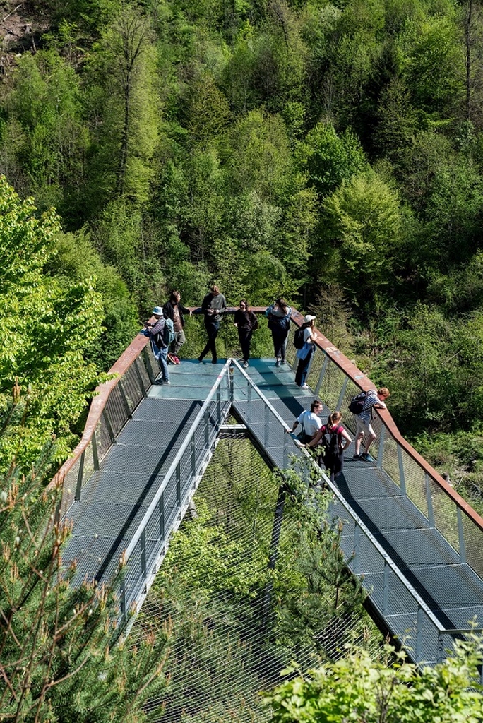 V blízkosti Innsbrucku leží údolí řeky Sill s impozantním přírodním kaňonem Sillschlucht, na kterém byla vybudovaná vyhlídková plošina Drachenfelsen.
