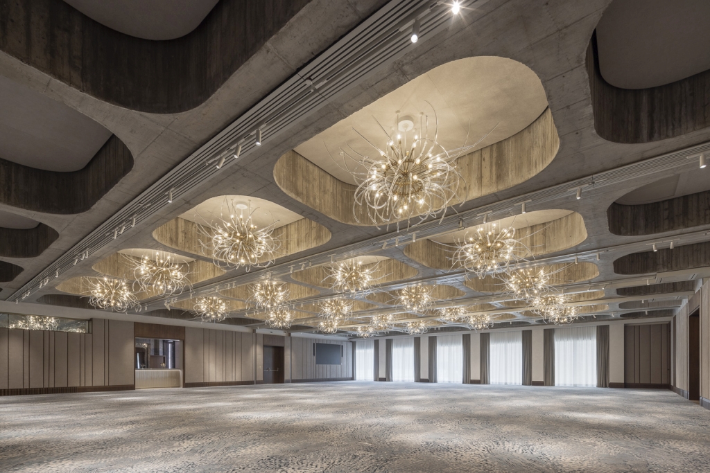 Grand Ballroom, Fairmont Golden Prague Hotel. Lustry René Roubíček.