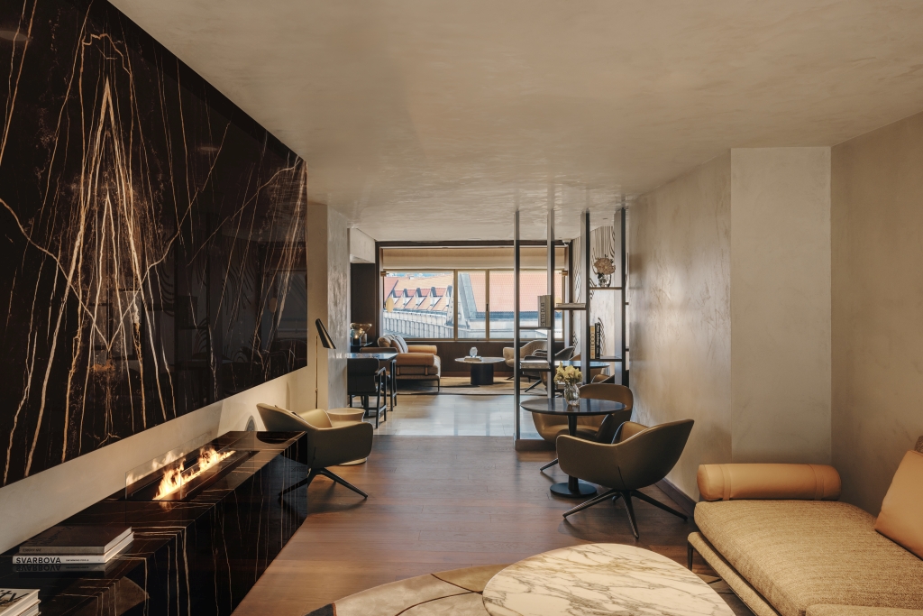 Fairmont Gold Lounge.