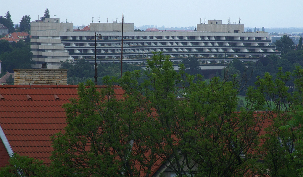 Hotel Praha v Dejvicích. Tady bývaly sady a pole, potom veřejná Petschkova zahrada, uzavřený komunistický hotelový park a plánuje se soukromá škola.