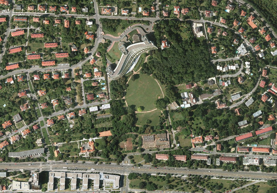 Petschkova zahrada v Dejvicích roku 2010: Nahoře hotel Praha, vlevo dole usedlost Hadovka, na spodní části snímku vede Evropská třída a pod ní jsou postavené kancelářské budovy Hadovka. V horní části snímku je vilová čtvrť Hanspaulka.