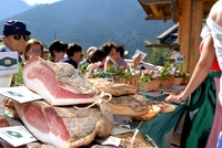 Jižní Tyrolsko: Špek, víno, jablka Jižní Tyrolsko: Špek, víno, jablka