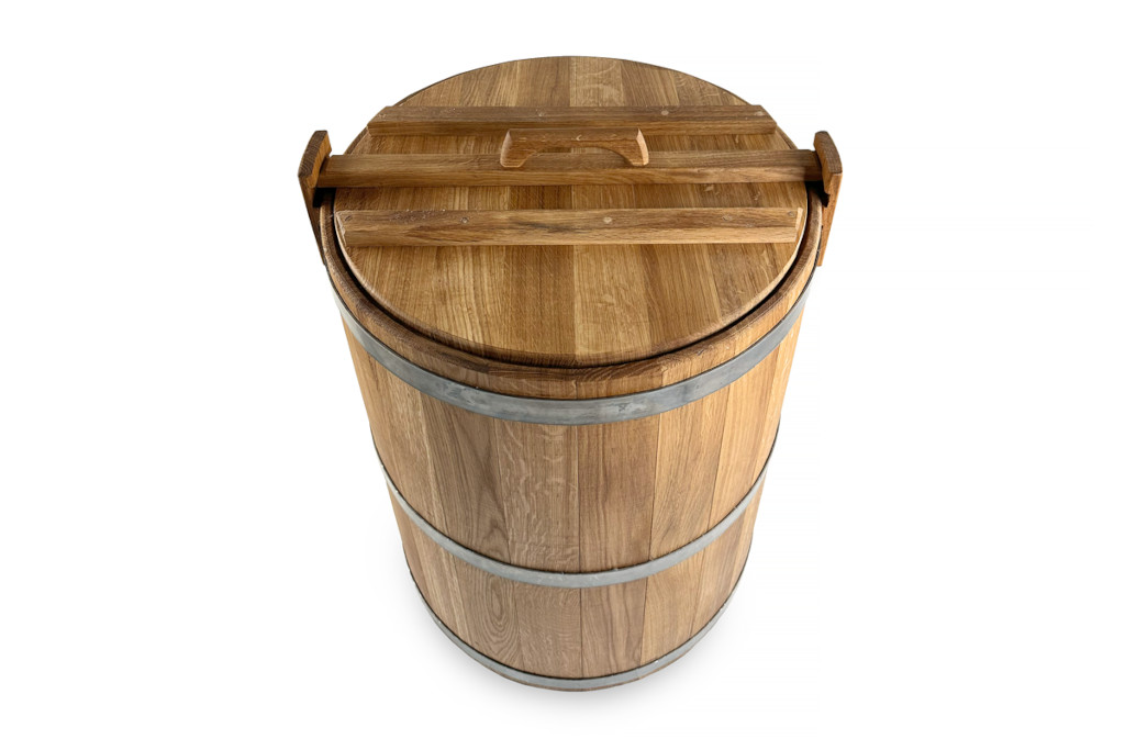 Dubový sud na kvašení zeleniny o objemu 200 litrů.