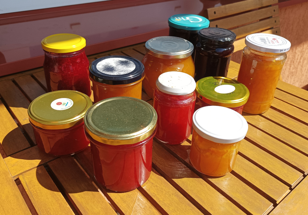 Fermentace různých druhů ovoce a zelenina probíhá v zavařovacích sklenicích.