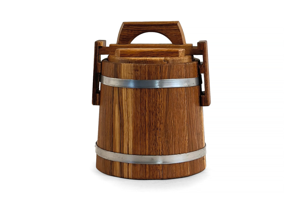 Malý litrový soudek z dubového dřeva na kvašení zeleniny.