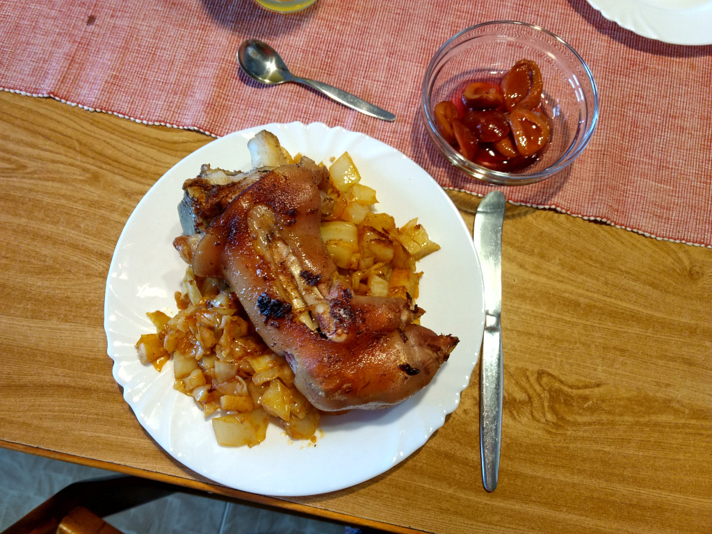 Vepřová nožička podívaná na fermentované zelenině.