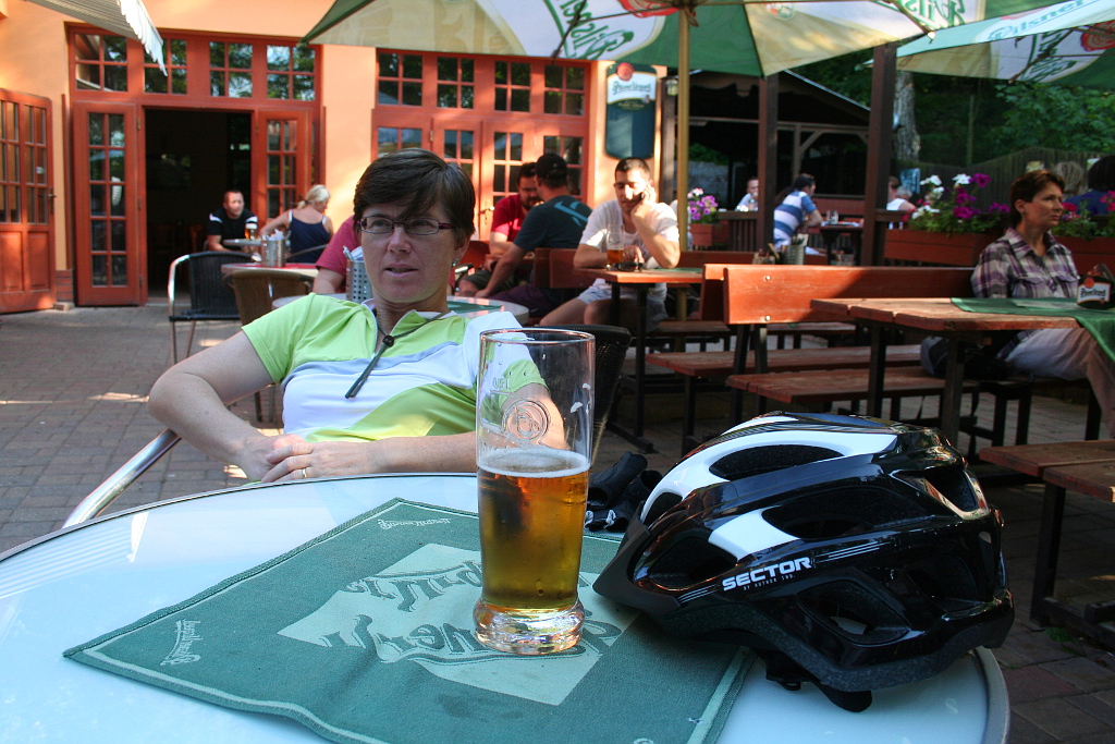 Na kole na pivo pod Hostivařskou přehradou v Praze.