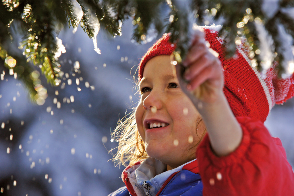 Zimní les láká děti ke hraní a prozkoumávání.