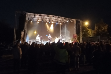 Gate 64 festival na Ruzyni vedle letadel