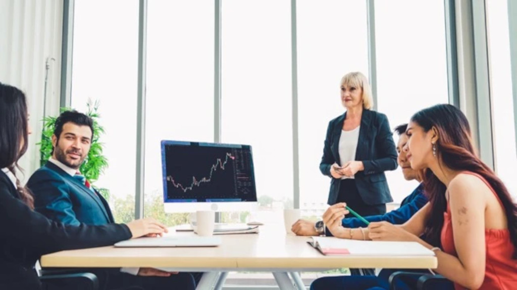 Finanční a investiční analytici.