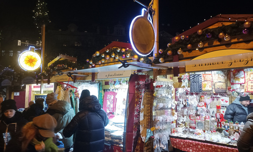 Vánoční trhy na Náměstí Míru v Praze Vánoční trhy na Náměstí Míru v Praze