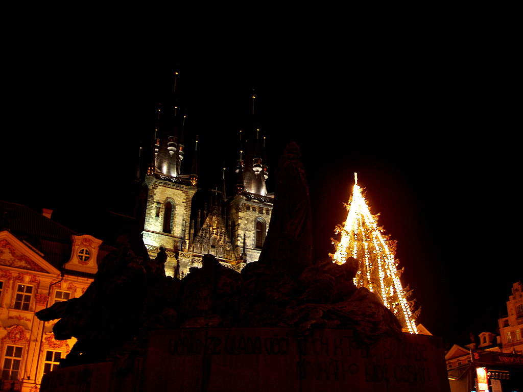 Vánoce: Staroměstské náměstí v Praze. Mistr Jan Hus, Týnský chrám a vánoční strom.