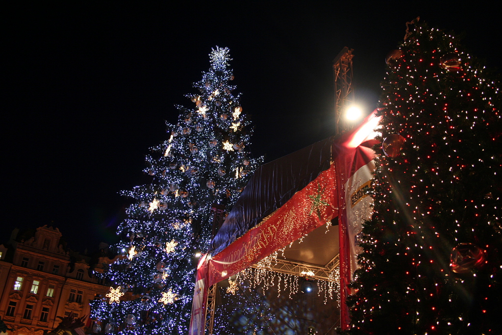 Vánoce na Staroměstském náměstí se roku 2006 značně přibarvily.