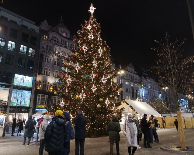 Václavské náměstí: adventní trhy se změnily na vánoční a protáhnou se přes Silvestra