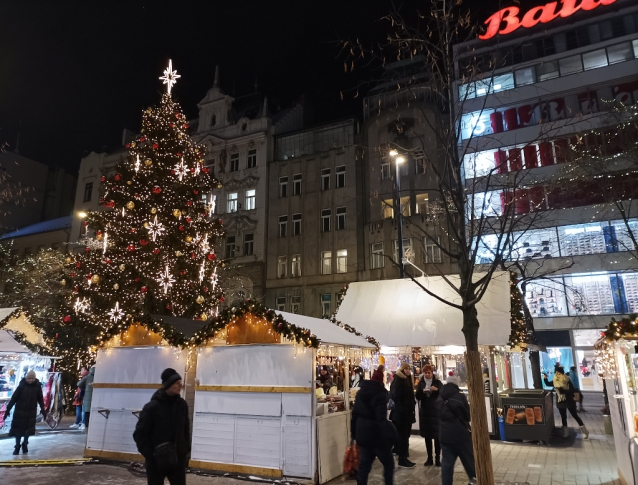 Václavské náměstí: adventní trhy se změnily na vánoční a protáhnou se přes Silvestra