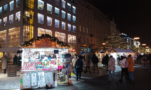 Václavské náměstí: adventní trhy se změnily na vánoční a protáhnou se přes Silvestra Václavské náměstí: adventní trhy se změnily na vánoční a protáhnou se přes Silvestra