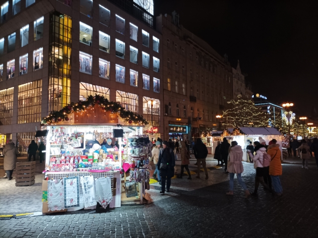 Václavské náměstí: adventní trhy se změnily na vánoční a protáhnou se přes Silvestra