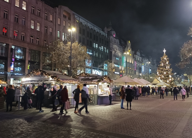 Václavské náměstí: adventní trhy se změnily na vánoční a protáhnou se přes Silvestra