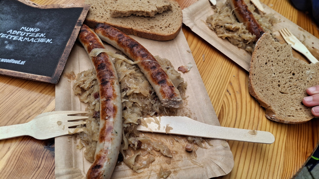 Rakouské klobásy na vánočních trzích v Linci.