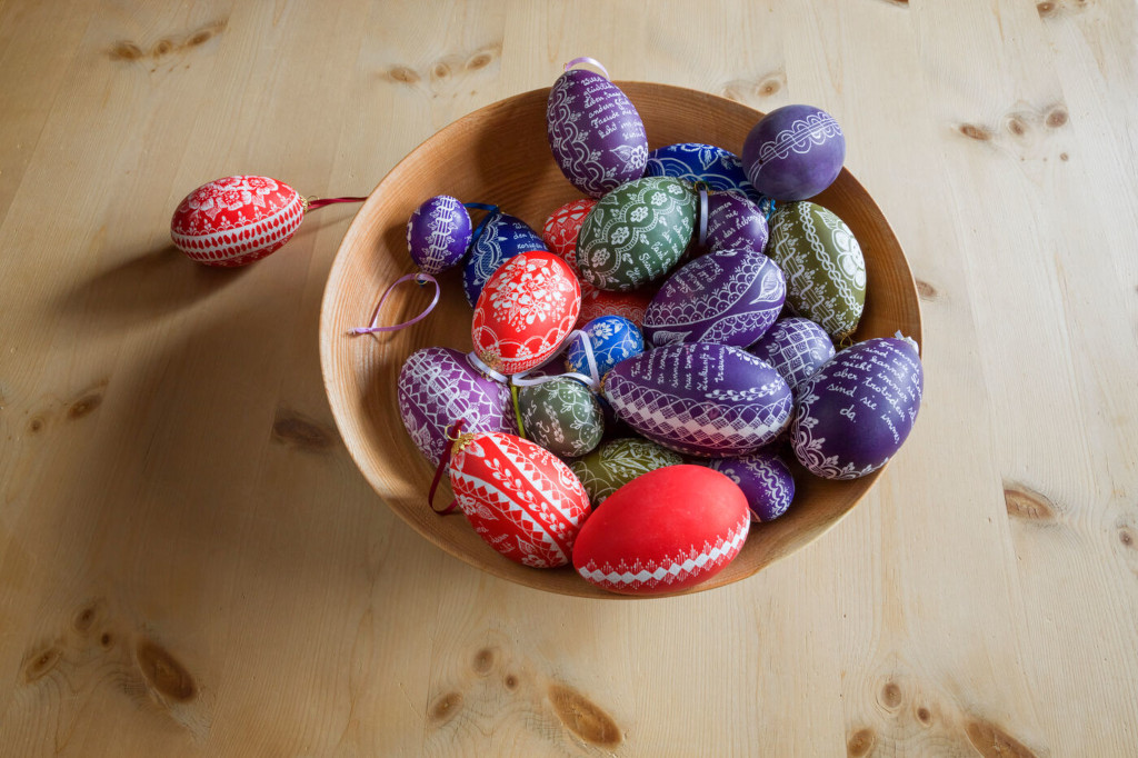 Nabarvená velikonoční vajíčka přírodními barvami.