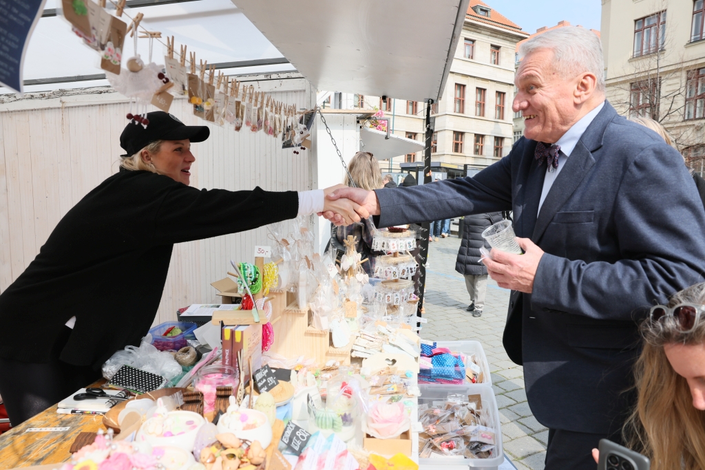 Charitativní velikonoční trh na Mariánském náměstí v Praze.