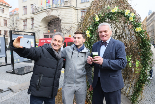 Pražské Velikonoce na Mariánském náměstí: charitativní trh a lidové kroje