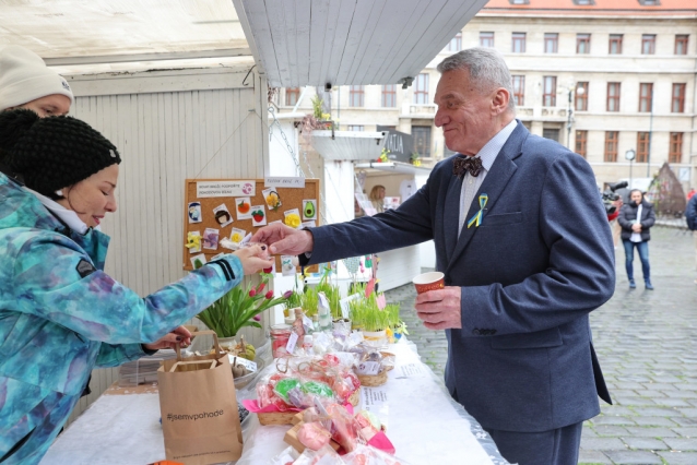 Praha otevřela velikonoční trh na Mariánském náměstí