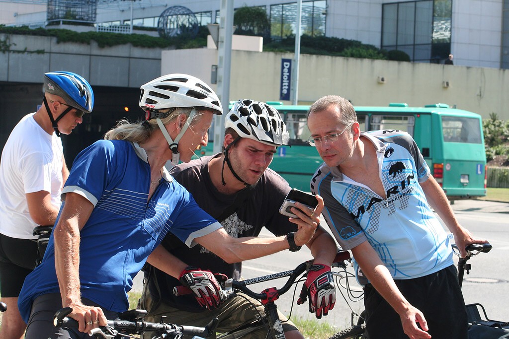 Na Těšnově za Hlávkovým mostem se automaticky sčítají cyklisté. Petr Introvič (v modrém) ví, jak se k číslům dostat.