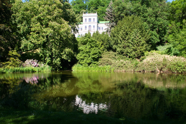 Botanická zahrada Malešice se rozkládá v údolí dutých hlav