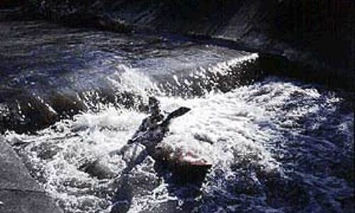 V Záběhlicích prokluzuje pádlo od oleje na hladině V Záběhlicích prokluzuje pádlo od oleje na hladině